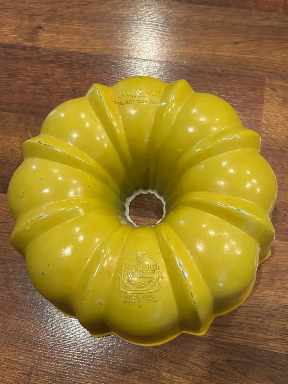 Nordic Ware Best Bundt Vintage Harvest Gold Gradient Aluminum Fluted Tube Pan